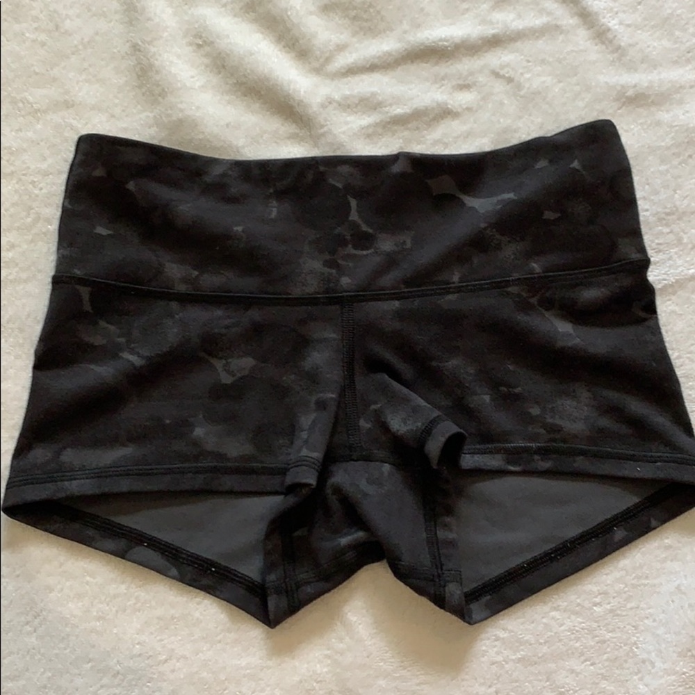 Lululemon camo booty shorts